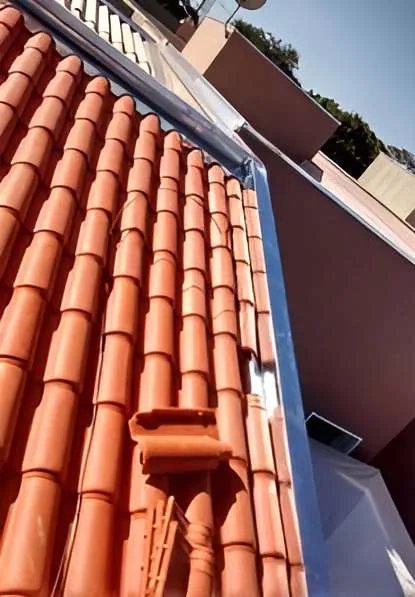 Telhas deslocadas na cobertura