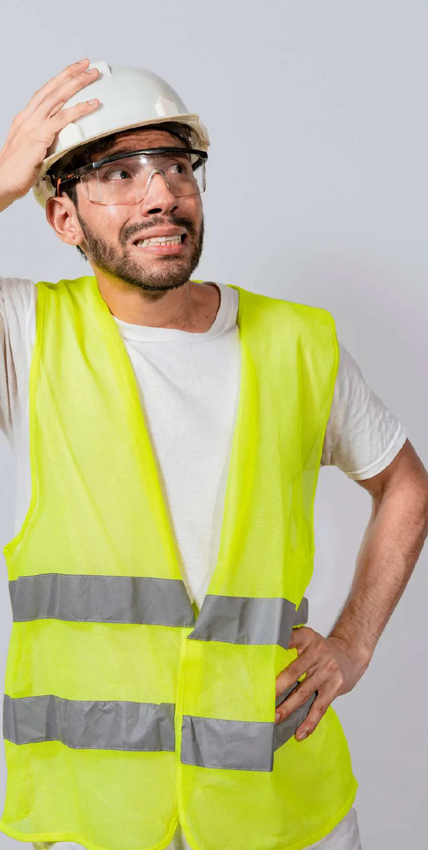 Profissional inspecionando a obra