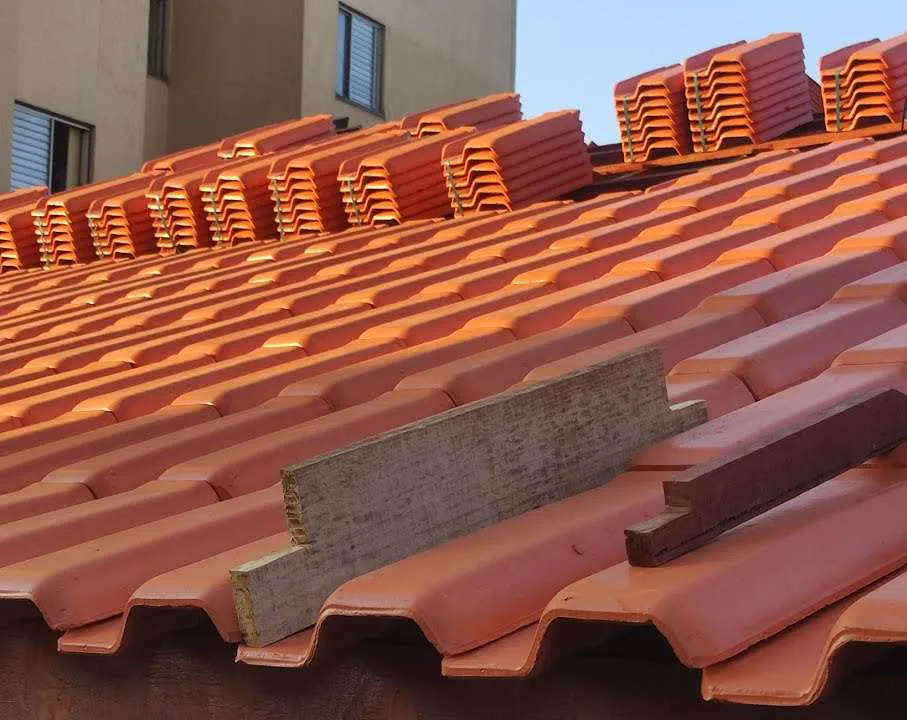 Telhas distribuídas em pilhas sobre a cobertura