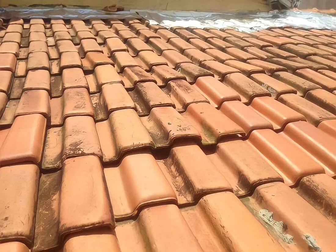 Telhado antigo com telhas desalinhadas