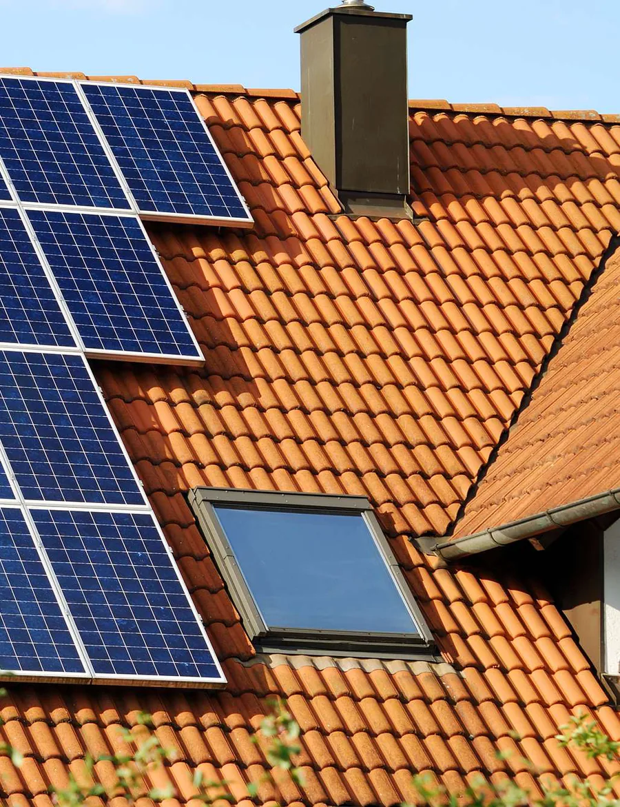 Telhado cerâmico com placas solares